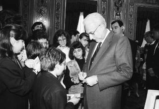 Il Presidente della Repubblica Francesco Cossiga riceve in udienza Mario Pendinelli, direttore della Casa editrice de "Il Messaggero", e il presidente Carlo Sama, con gli studenti vincitori del concorso "Insieme con la scuola per aiutare chi soffre", promosso dal quotidiano