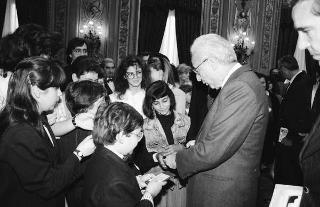 Il Presidente della Repubblica Francesco Cossiga riceve in udienza Mario Pendinelli, direttore della Casa editrice de "Il Messaggero", e il presidente Carlo Sama, con gli studenti vincitori del concorso "Insieme con la scuola per aiutare chi soffre", promosso dal quotidiano