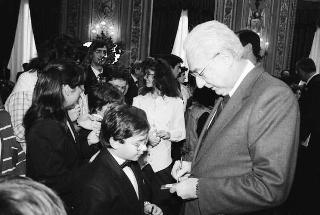 Il Presidente della Repubblica Francesco Cossiga riceve in udienza Mario Pendinelli, direttore della Casa editrice de "Il Messaggero", e il presidente Carlo Sama, con gli studenti vincitori del concorso "Insieme con la scuola per aiutare chi soffre", promosso dal quotidiano