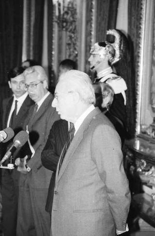 Il Presidente della Repubblica Francesco Cossiga riceve in udienza Mario Pendinelli, direttore della Casa editrice de "Il Messaggero", e il presidente Carlo Sama, con gli studenti vincitori del concorso "Insieme con la scuola per aiutare chi soffre", promosso dal quotidiano