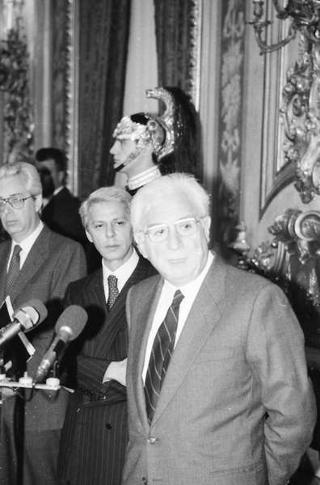 Il Presidente della Repubblica Francesco Cossiga riceve in udienza Mario Pendinelli, direttore della Casa editrice de "Il Messaggero", e il presidente Carlo Sama, con gli studenti vincitori del concorso "Insieme con la scuola per aiutare chi soffre", promosso dal quotidiano