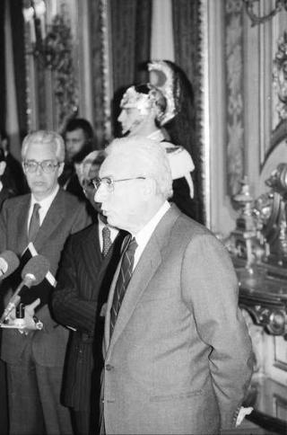 Il Presidente della Repubblica Francesco Cossiga riceve in udienza Mario Pendinelli, direttore della Casa editrice de "Il Messaggero", e il presidente Carlo Sama, con gli studenti vincitori del concorso "Insieme con la scuola per aiutare chi soffre", promosso dal quotidiano