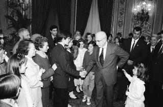 Il Presidente della Repubblica Francesco Cossiga riceve in udienza Mario Pendinelli, direttore della Casa editrice de "Il Messaggero", e il presidente Carlo Sama, con gli studenti vincitori del concorso "Insieme con la scuola per aiutare chi soffre", promosso dal quotidiano