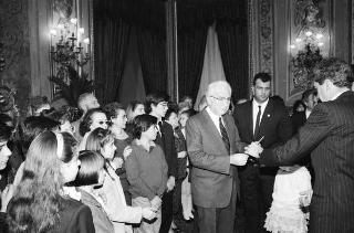 Il Presidente della Repubblica Francesco Cossiga riceve in udienza Mario Pendinelli, direttore della Casa editrice de "Il Messaggero", e il presidente Carlo Sama, con gli studenti vincitori del concorso "Insieme con la scuola per aiutare chi soffre", promosso dal quotidiano