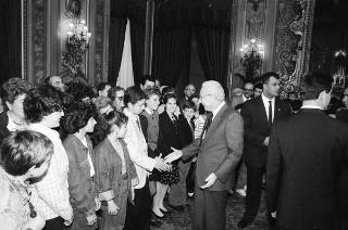 Il Presidente della Repubblica Francesco Cossiga riceve in udienza Mario Pendinelli, direttore della Casa editrice de "Il Messaggero", e il presidente Carlo Sama, con gli studenti vincitori del concorso "Insieme con la scuola per aiutare chi soffre", promosso dal quotidiano