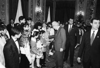 Il Presidente della Repubblica Francesco Cossiga riceve in udienza Mario Pendinelli, direttore della Casa editrice de "Il Messaggero", e il presidente Carlo Sama, con gli studenti vincitori del concorso "Insieme con la scuola per aiutare chi soffre", promosso dal quotidiano