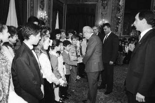 Il Presidente della Repubblica Francesco Cossiga riceve in udienza Mario Pendinelli, direttore della Casa editrice de "Il Messaggero", e il presidente Carlo Sama, con gli studenti vincitori del concorso "Insieme con la scuola per aiutare chi soffre", promosso dal quotidiano