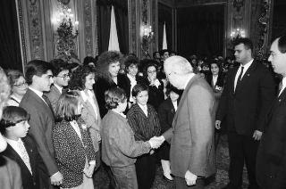 Il Presidente della Repubblica Francesco Cossiga riceve in udienza Mario Pendinelli, direttore della Casa editrice de "Il Messaggero", e il presidente Carlo Sama, con gli studenti vincitori del concorso "Insieme con la scuola per aiutare chi soffre", promosso dal quotidiano