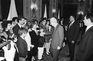 Il Presidente della Repubblica Francesco Cossiga riceve in udienza Mario Pendinelli, direttore della Casa editrice de "Il Messaggero", e il presidente Carlo Sama, con gli studenti vincitori del concorso "Insieme con la scuola per aiutare chi soffre", promosso dal quotidiano