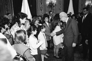 Il Presidente della Repubblica Francesco Cossiga riceve in udienza Mario Pendinelli, direttore della Casa editrice de "Il Messaggero", e il presidente Carlo Sama, con gli studenti vincitori del concorso "Insieme con la scuola per aiutare chi soffre", promosso dal quotidiano