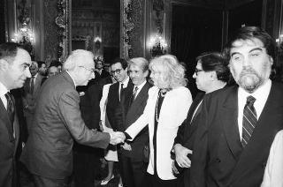Il Presidente della Repubblica Francesco Cossiga incontra Franco Carraro, ministro del turismo e dello spettacolo, Gian Luigi Rondi, presidente dell'Ente David di Donatello, il comitato promotore, la giuria e i candidati ai Premi "David di Donatello" per il 1989