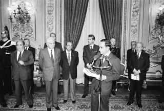 Il Presidente della Repubblica Francesco Cossiga incontra Franco Carraro, ministro del turismo e dello spettacolo, Gian Luigi Rondi, presidente dell'Ente David di Donatello, il comitato promotore, la giuria e i candidati ai Premi "David di Donatello" per il 1989