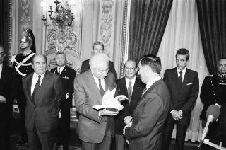 Il Presidente della Repubblica Francesco Cossiga incontra Franco Carraro, ministro del turismo e dello spettacolo, Gian Luigi Rondi, presidente dell'Ente David di Donatello, il comitato promotore, la giuria e i candidati ai Premi "David di Donatello" per il 1989