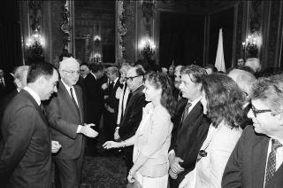 Il Presidente della Repubblica Francesco Cossiga incontra Franco Carraro, ministro del turismo e dello spettacolo, Gian Luigi Rondi, presidente dell'Ente David di Donatello, il comitato promotore, la giuria e i candidati ai Premi "David di Donatello" per il 1989