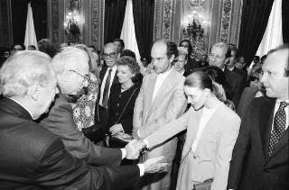 Il Presidente della Repubblica Francesco Cossiga incontra Franco Carraro, ministro del turismo e dello spettacolo, Gian Luigi Rondi, presidente dell'Ente David di Donatello, il comitato promotore, la giuria e i candidati ai Premi "David di Donatello" per il 1989