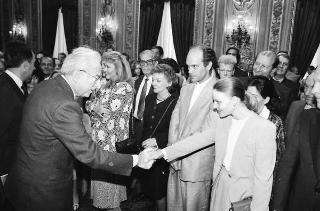 Il Presidente della Repubblica Francesco Cossiga incontra Franco Carraro, ministro del turismo e dello spettacolo, Gian Luigi Rondi, presidente dell'Ente David di Donatello, il comitato promotore, la giuria e i candidati ai Premi "David di Donatello" per il 1989