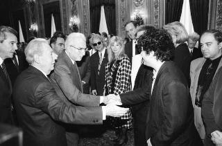 Il Presidente della Repubblica Francesco Cossiga incontra Franco Carraro, ministro del turismo e dello spettacolo, Gian Luigi Rondi, presidente dell'Ente David di Donatello, il comitato promotore, la giuria e i candidati ai Premi "David di Donatello" per il 1989