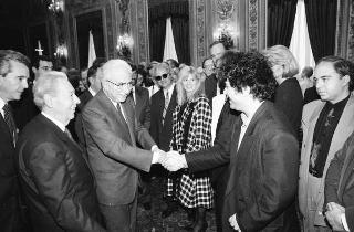 Il Presidente della Repubblica Francesco Cossiga incontra Franco Carraro, ministro del turismo e dello spettacolo, Gian Luigi Rondi, presidente dell'Ente David di Donatello, il comitato promotore, la giuria e i candidati ai Premi "David di Donatello" per il 1989