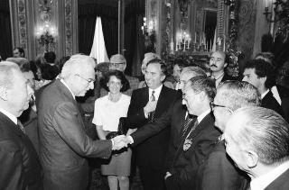 Il Presidente della Repubblica Francesco Cossiga incontra Franco Carraro, ministro del turismo e dello spettacolo, Gian Luigi Rondi, presidente dell'Ente David di Donatello, il comitato promotore, la giuria e i candidati ai Premi "David di Donatello" per il 1989
