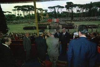 Manifestazione tecnico-addestrativa-dimostrativa delle Forze Armate per il 43° anniversario della Repubblica a Piazza di Siena