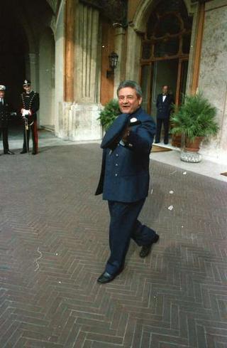 Manifestazione tecnico-addestrativa-dimostrativa delle Forze Armate per il 43° anniversario della Repubblica a Piazza di Siena