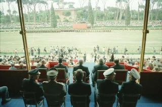 Manifestazione tecnico-addestrativa-dimostrativa delle Forze Armate per il 43° anniversario della Repubblica a Piazza di Siena