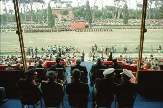 Manifestazione tecnico-addestrativa-dimostrativa delle Forze Armate per il 43° anniversario della Repubblica a Piazza di Siena