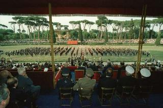 Manifestazione tecnico-addestrativa-dimostrativa delle Forze Armate per il 43° anniversario della Repubblica a Piazza di Siena