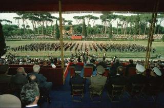 Manifestazione tecnico-addestrativa-dimostrativa delle Forze Armate per il 43° anniversario della Repubblica a Piazza di Siena