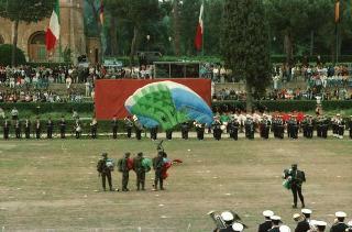Manifestazione tecnico-addestrativa-dimostrativa delle Forze Armate per il 43° anniversario della Repubblica a Piazza di Siena