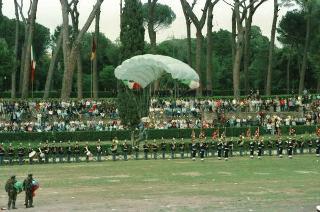 Manifestazione tecnico-addestrativa-dimostrativa delle Forze Armate per il 43° anniversario della Repubblica a Piazza di Siena