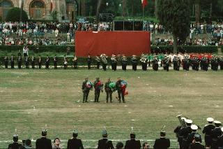 Manifestazione tecnico-addestrativa-dimostrativa delle Forze Armate per il 43° anniversario della Repubblica a Piazza di Siena