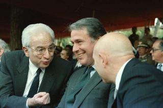 Manifestazione tecnico-addestrativa-dimostrativa delle Forze Armate per il 43° anniversario della Repubblica a Piazza di Siena