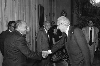 Il Presidente della Repubblica Francesco Cossiga riceve alcuni firmatari dell'appello di "Nuova Ecologia" per la salvaguardia delle coste sarde
