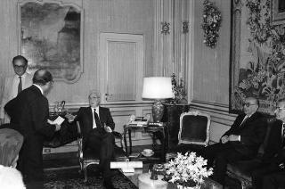 Il Presidente della Repubblica Francesco Cossiga riceve Luigi Giannico, commissario straordinario della Croce Rossa, con un gruppo di volontari