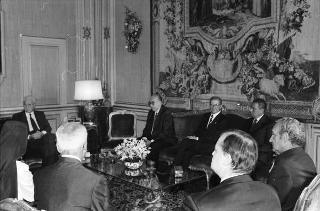 Il Presidente della Repubblica Francesco Cossiga riceve Luigi Giannico, commissario straordinario della Croce Rossa, con un gruppo di volontari