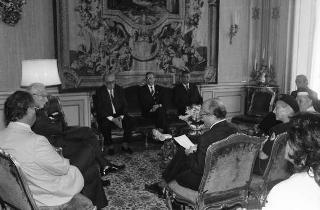 Il Presidente della Repubblica Francesco Cossiga riceve Luigi Giannico, commissario straordinario della Croce Rossa, con un gruppo di volontari