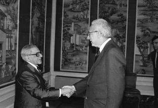 Il Presidente della Repubblica Francesco Cossiga riceve in udienza il prof. Osvaldo Baldacci, per presentare una carta nautica di tipo medievale della Sardegna