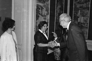 Il Presidente della Repubblica Francesco Cossiga riceve in udienza il prof. Osvaldo Baldacci, per presentare una carta nautica di tipo medievale della Sardegna