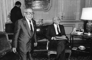Il Presidente della Repubblica Francesco Cossiga riceve in udienza il prof. Osvaldo Baldacci, per presentare una carta nautica di tipo medievale della Sardegna