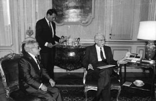 Il Presidente della Repubblica Francesco Cossiga riceve in udienza il prof. Osvaldo Baldacci, per presentare una carta nautica di tipo medievale della Sardegna