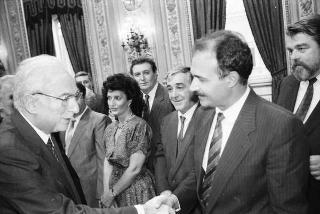 Il Presidente della Repubblica Francesco Cossiga riceve in udienza Franco Carraro, ministro del turismo e dello spettacolo, con gli esponenti dell'Ente nazionale italiano per il Turismo, per il 70° anniversario di costituzione dell' ENIT