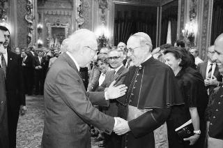 Il Presidente della Repubblica Francesco Cossiga riceve in udienza Franco Carraro, ministro del turismo e dello spettacolo, con gli esponenti dell'Ente nazionale italiano per il Turismo, per il 70° anniversario di costituzione dell' ENIT
