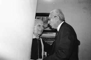 Visita privata del Presidente Francesco Cossiga al Presidente della Repubblica Emerito Sandro Pertini, per suo compleanno, Roma (Fontana di Trevi)