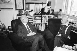 Visita privata del Presidente Francesco Cossiga al Presidente della Repubblica Emerito Sandro Pertini, per suo compleanno, Roma (Fontana di Trevi)