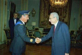 Il Presidente della Repubblica Francesco Cossiga riceve la visita di congedo del Colonnello Pilota Carlo Greco, comandante dell'aereo presidenziale