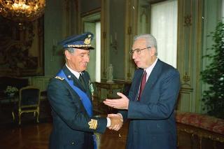 Il Presidente della Repubblica Francesco Cossiga riceve la visita di congedo del Colonnello Pilota Carlo Greco, comandante dell'aereo presidenziale