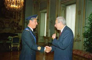 Il Presidente della Repubblica Francesco Cossiga riceve la visita di congedo del Colonnello Pilota Carlo Greco, comandante dell'aereo presidenziale