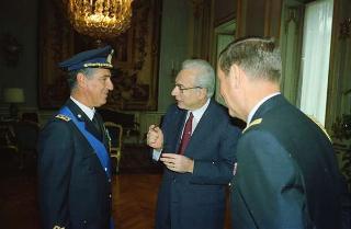 Il Presidente della Repubblica Francesco Cossiga riceve la visita di congedo del Colonnello Pilota Carlo Greco, comandante dell'aereo presidenziale