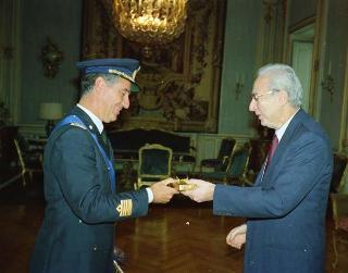 Il Presidente della Repubblica Francesco Cossiga riceve la visita di congedo del Colonnello Pilota Carlo Greco, comandante dell'aereo presidenziale